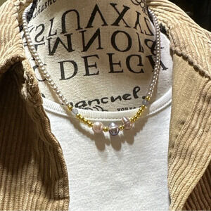 Pearls beaded short necklace in gold/wisdom and peace